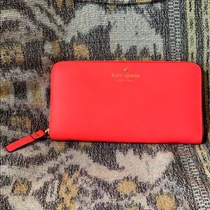 Kate Spade zip around continental wallet 🤍🖤🤍